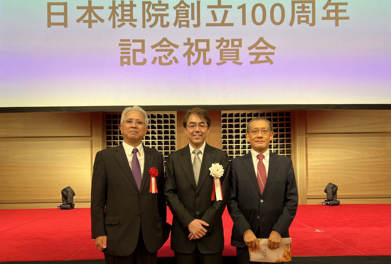 「日本棋院創立100周年記念祝賀会」にて (左)株式会社囲碁将棋チャンネル 取締役会長 今井 環／(中)公益財団法人日本棋院 武宮陽光 理事長／(右)株式会社東北新社 代表取締役社長 小坂恵一